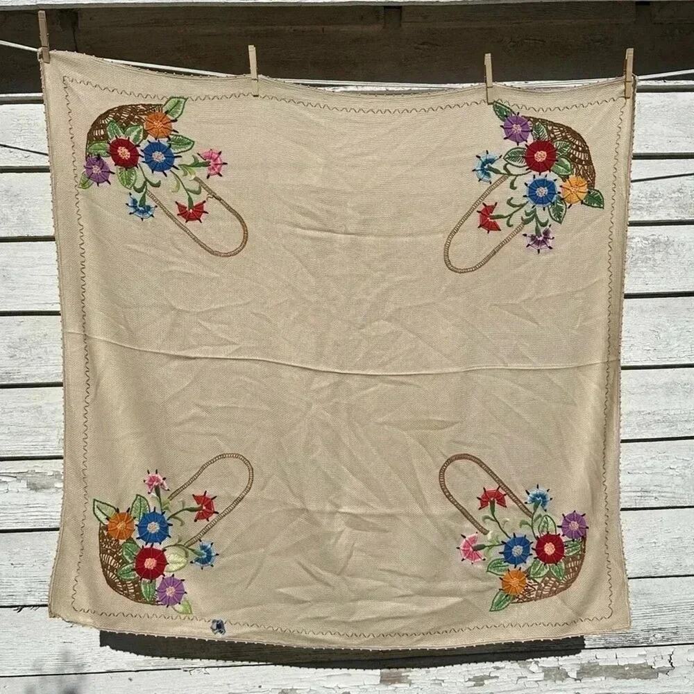 Vintage embroidered tablecloth baskets on each corner measurements are‎ 40”43”